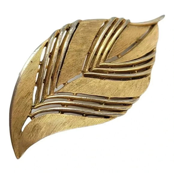 Trifari Gold Toned Variegated Smooth And Textured Leaf Brooch - Picture 3 of 4